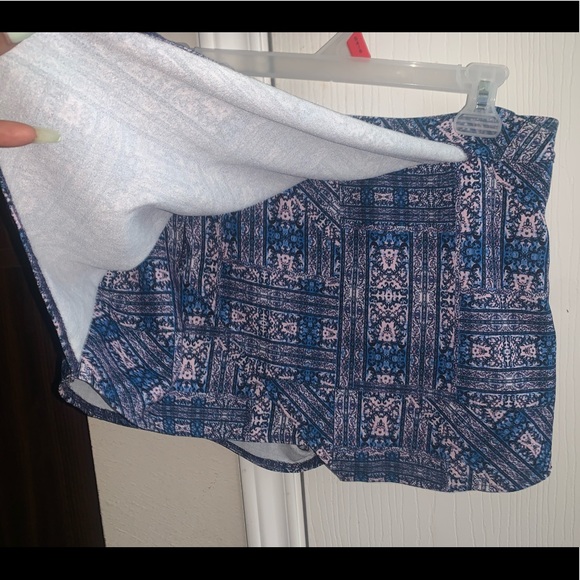 Cute multi colored skort - Picture 3 of 3